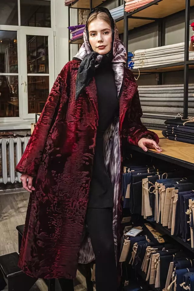 Пальто из благородного меха свакара (каракуль) цвет марсал Вильма