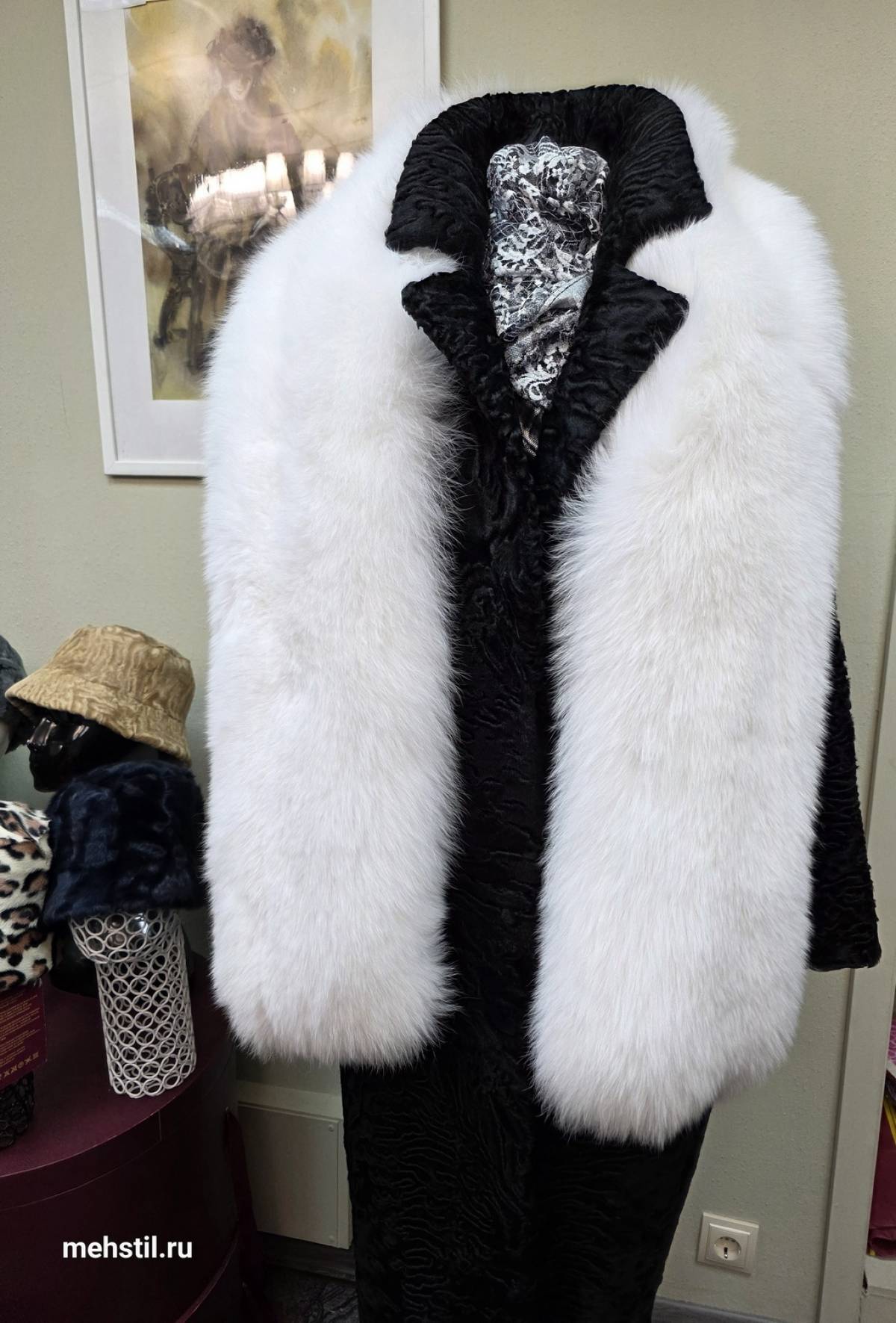 Меховые воротники и шарфы возвращаются в моду как ключевые тренды осени-зимы 2025/2026,